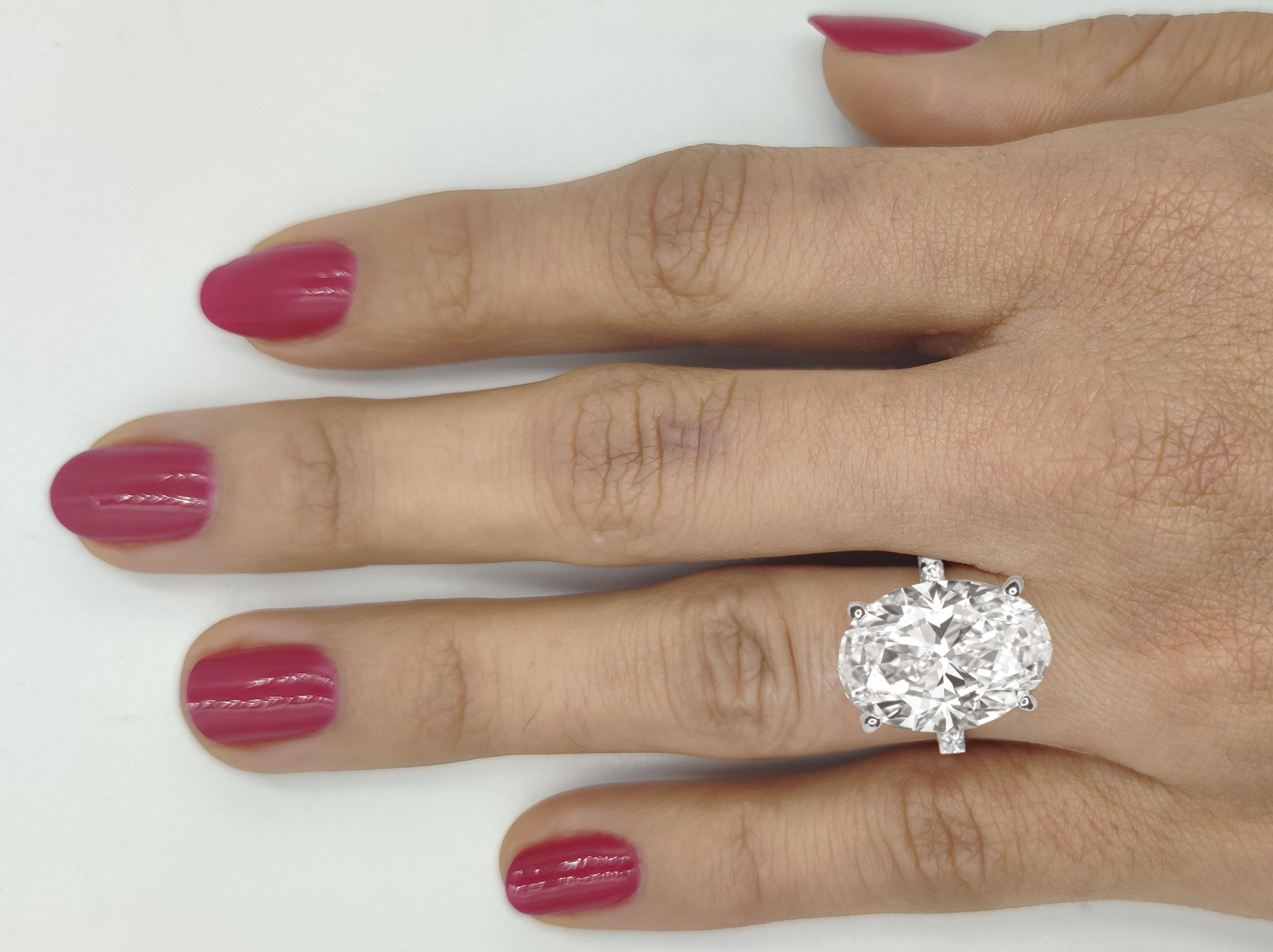 Ein erstaunlicher ovaler Diamantring mit einer Pflasterung aus runden Diamanten im Brillantschliff. Der Hauptstein ist erstaunlich, bitte schauen Sie sich das Video des Hauptsteins an, er wiegt 6 Karat 

VVS1 Klarheit
