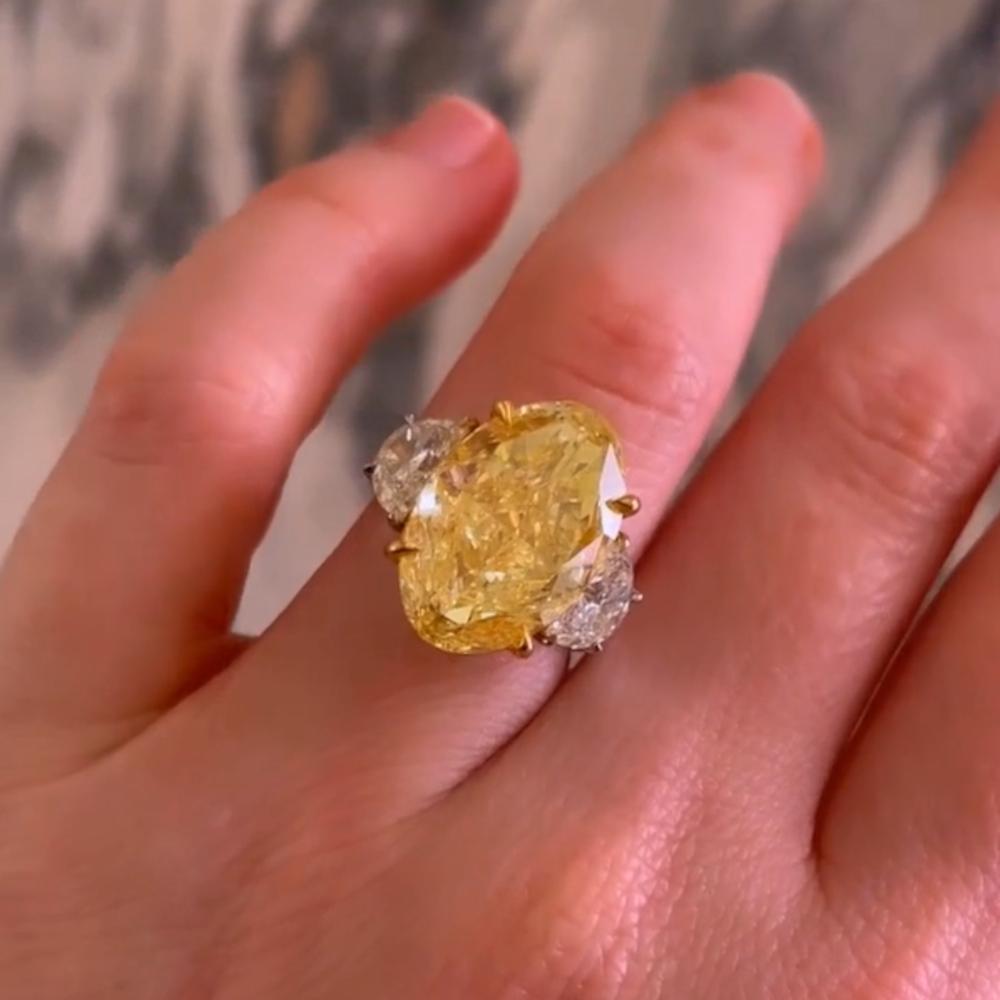 Contemporary GIA Certified 5 Carat Fancy Yellow Diamond Engagement Platinum Ring For Sale