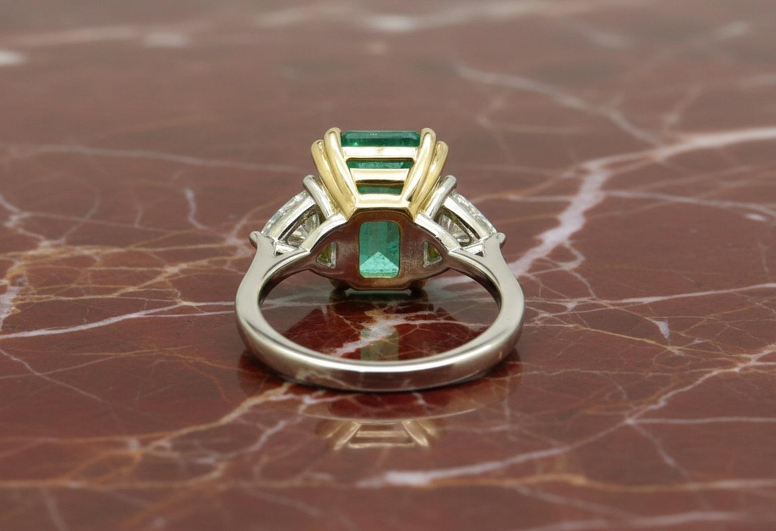 Este anillo de cóctel, una sorprendente obra maestra de la alta joyería, muestra el encanto atemporal de una esmeralda natural combinada con el brillo de diamantes certificados por el GIA, todo ello engastado en un lujoso diseño bicolor de platino y