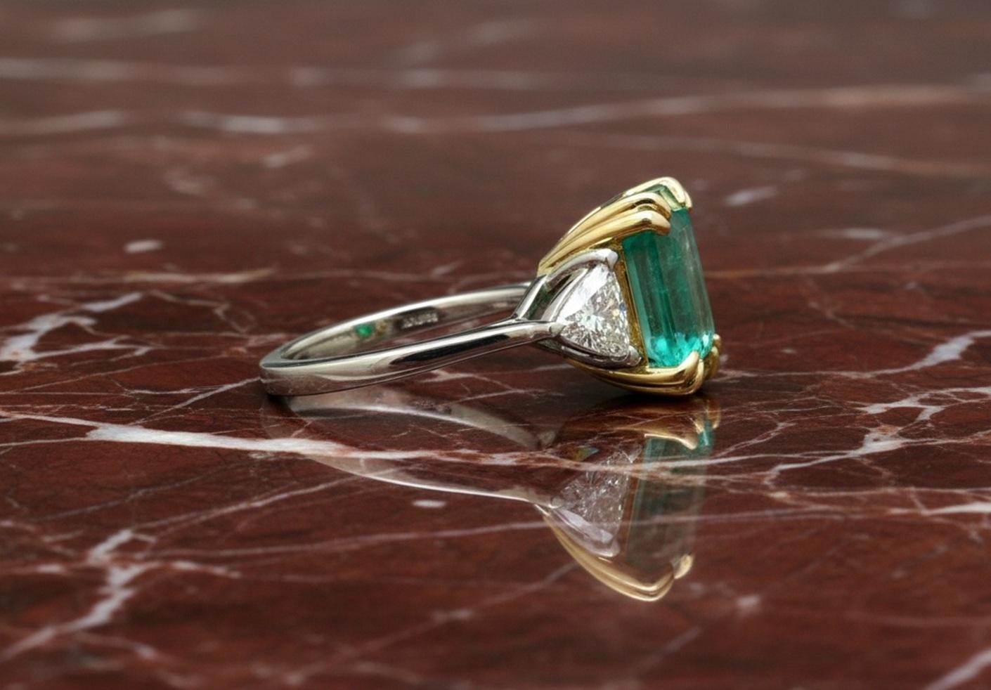 Certificado GIA 6 Ct. Natural Emerald and Diamond Platinum Gold Cocktail Ring Contemporáneo en venta