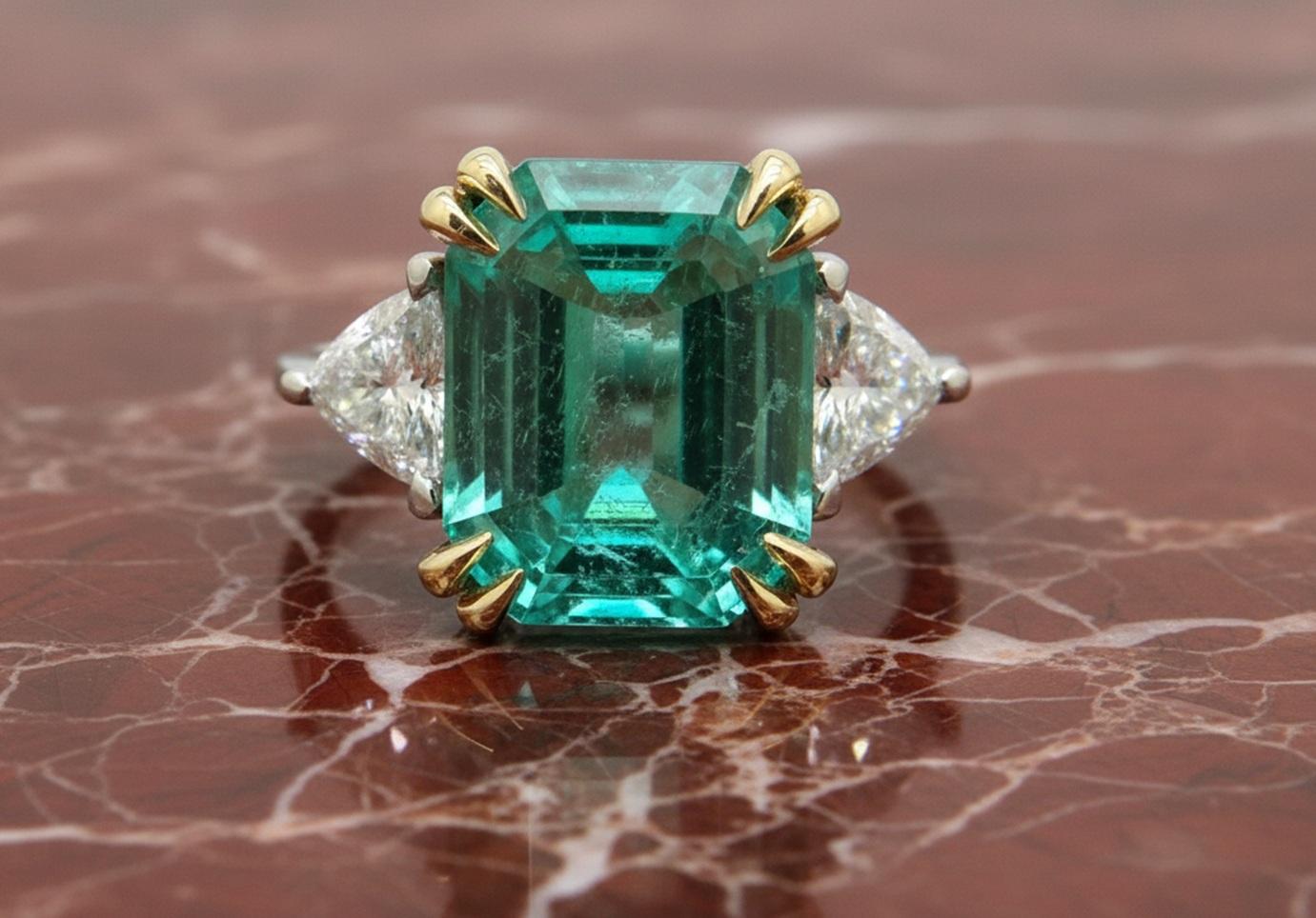 Certificado GIA 6 Ct. Natural Emerald and Diamond Platinum Gold Cocktail Ring Corte esmeralda en venta