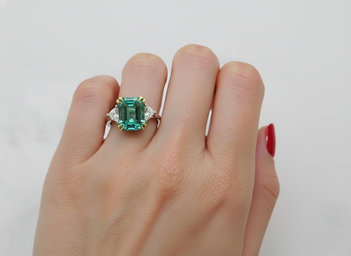 Certificado GIA 6 Ct. Natural Emerald and Diamond Platinum Gold Cocktail Ring en Nuevo estado para la venta en Chicago, IL