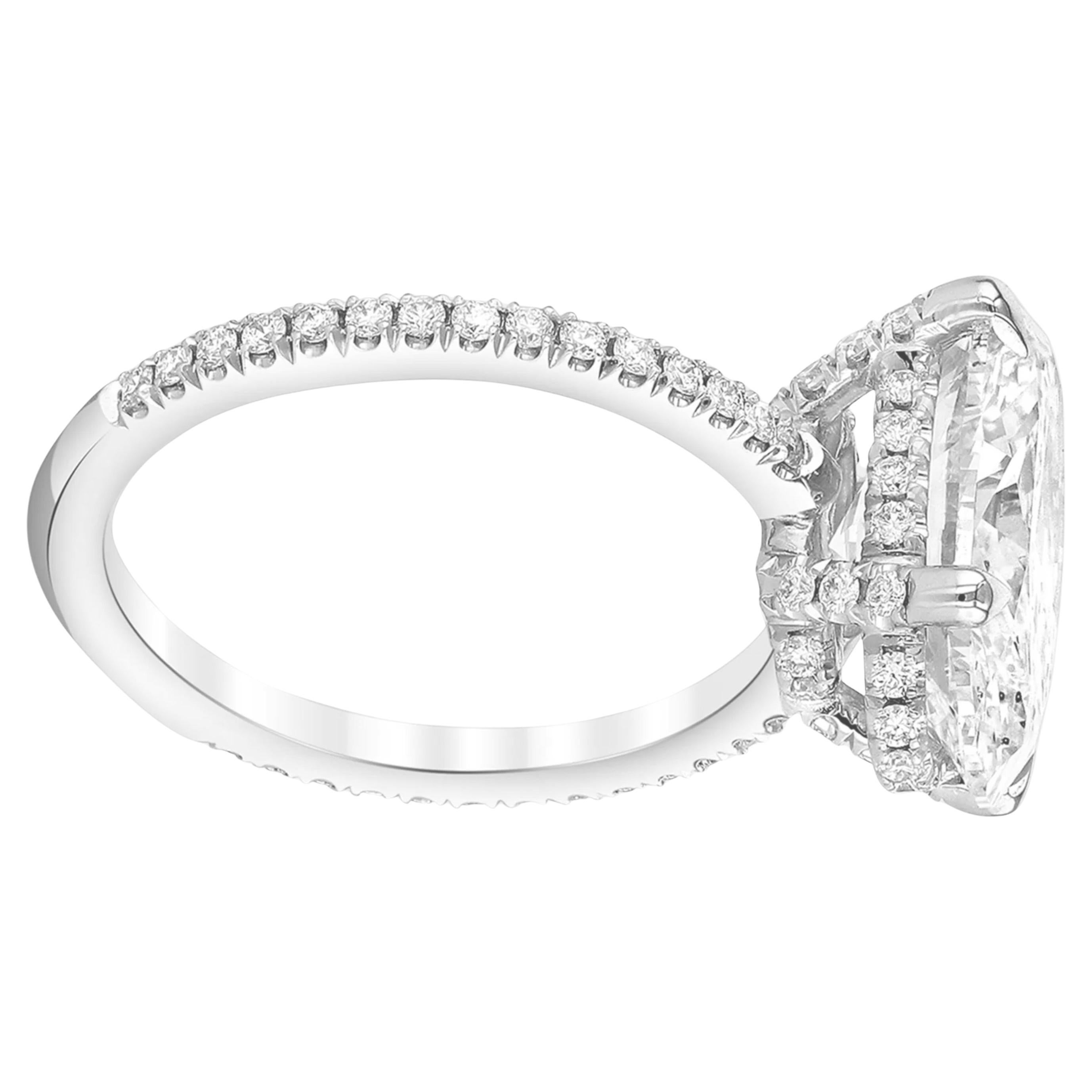 Este exquisito anillo de compromiso tiene un diamante de talla ovalada de 6,05 quilates certificado por el GIA como cautivadora pieza central, que irradia elegancia y brillo. 

Con un grado de color K, el diamante muestra un matiz cálido y sutil que