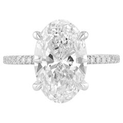 Anillo de diamantes talla oval de 6,05 quilates certificado por el GIA en oro blanco de 18 quilates con pavé