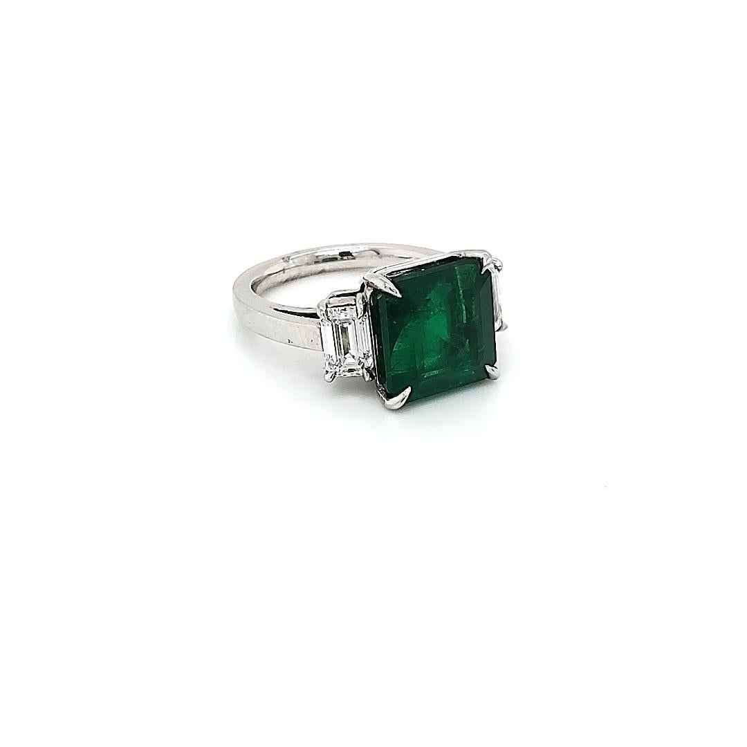 GIA-zertifizierter dreisteiniger Platinring mit 6,00 Karat Smaragd und 1,00 Karat Diamant (Kunsthandwerker*in)