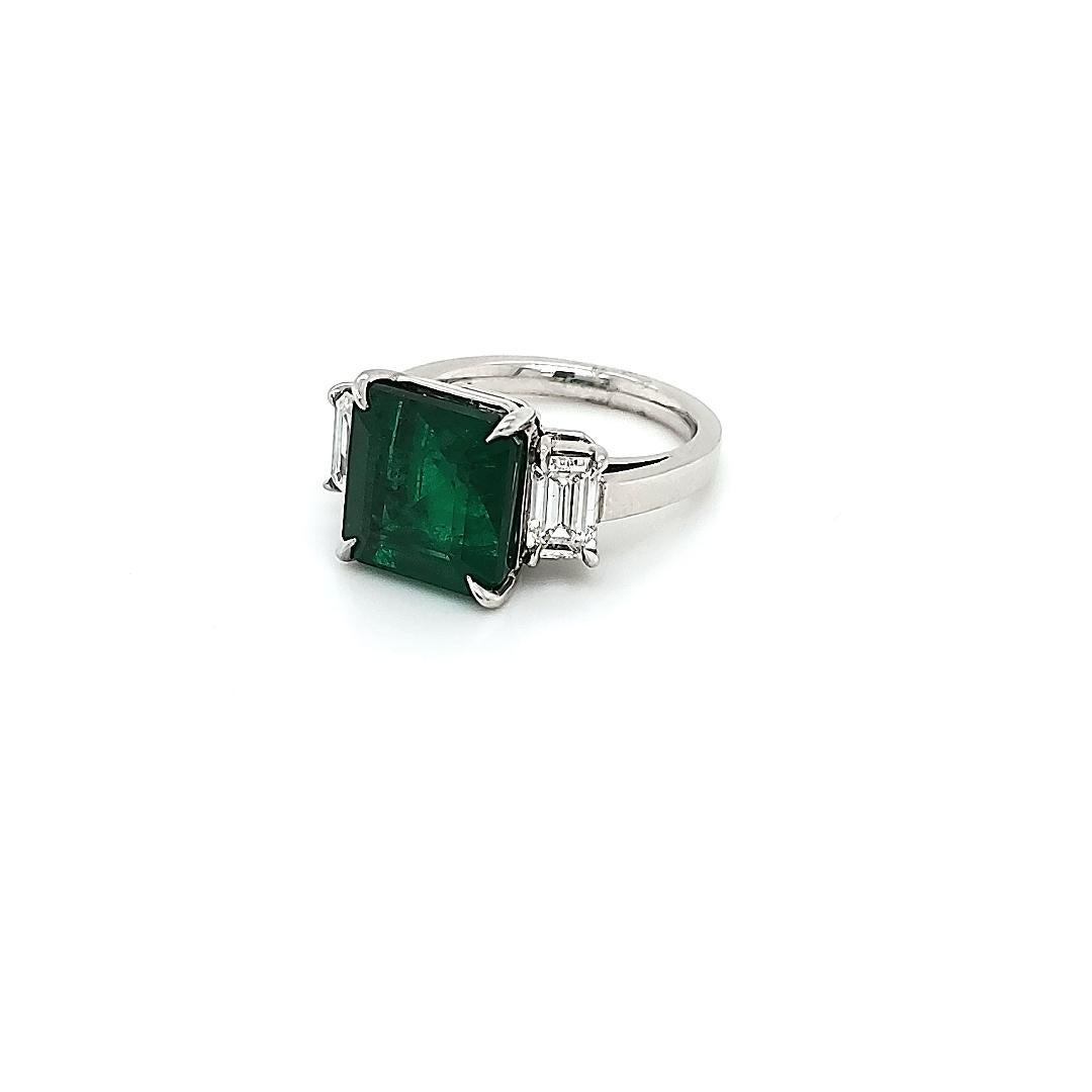 GIA-zertifizierter dreisteiniger Platinring mit 6,00 Karat Smaragd und 1,00 Karat Diamant (Smaragdschliff)