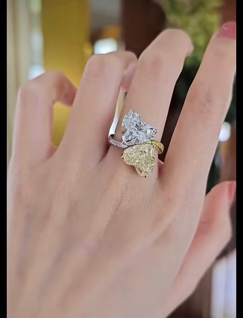 Anello doppio in oro 18K con diamanti a forma di cuore da 6,00 carati certificati GIA In condizioni Nuovo in vendita a Massafra, IT