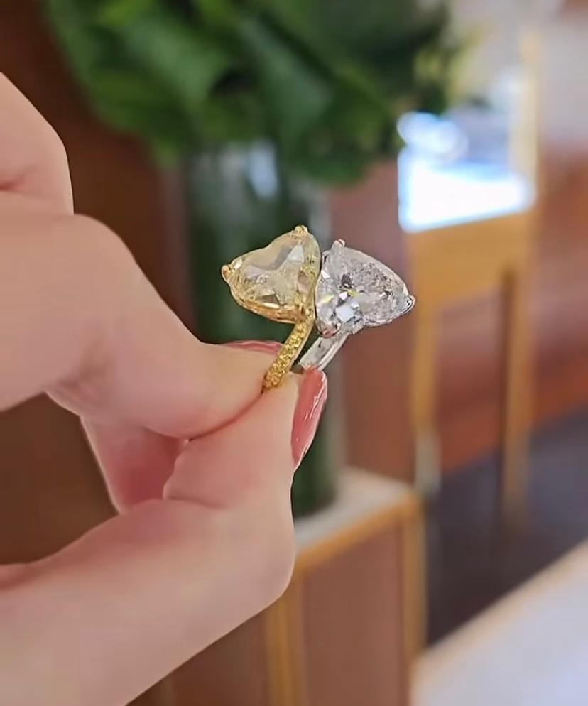Donna Anello doppio in oro 18K con diamanti a forma di cuore da 6,00 carati certificati GIA in vendita