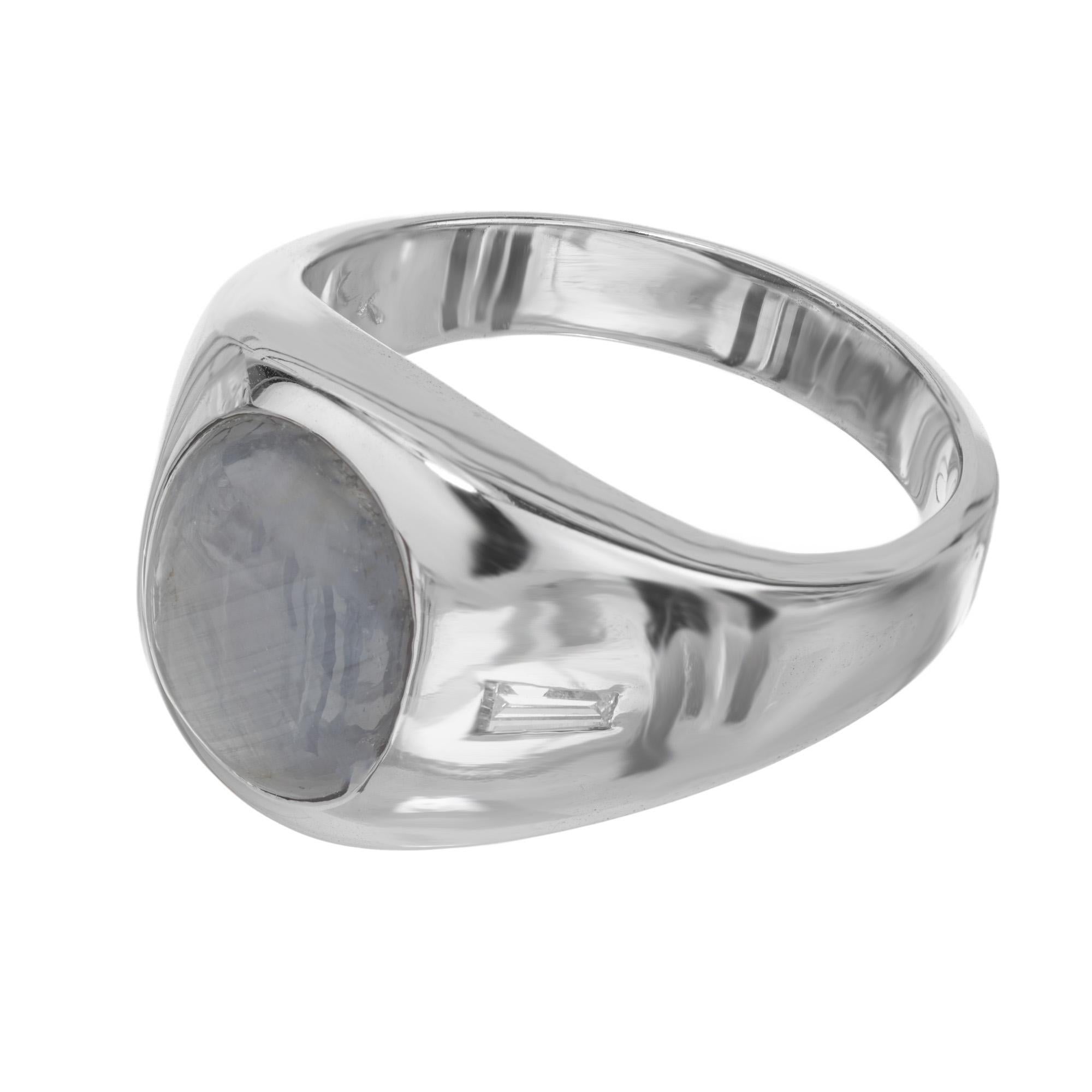 Bague de succession des années 1950 en saphir étoilé ovale naturel certifié GIA de 6,00 carats et diamant. Pierre centrale ovale cabochon en saphir étoilé certifiée par le GIA comme étant naturelle et non chauffée. La pierre précieuse est montée