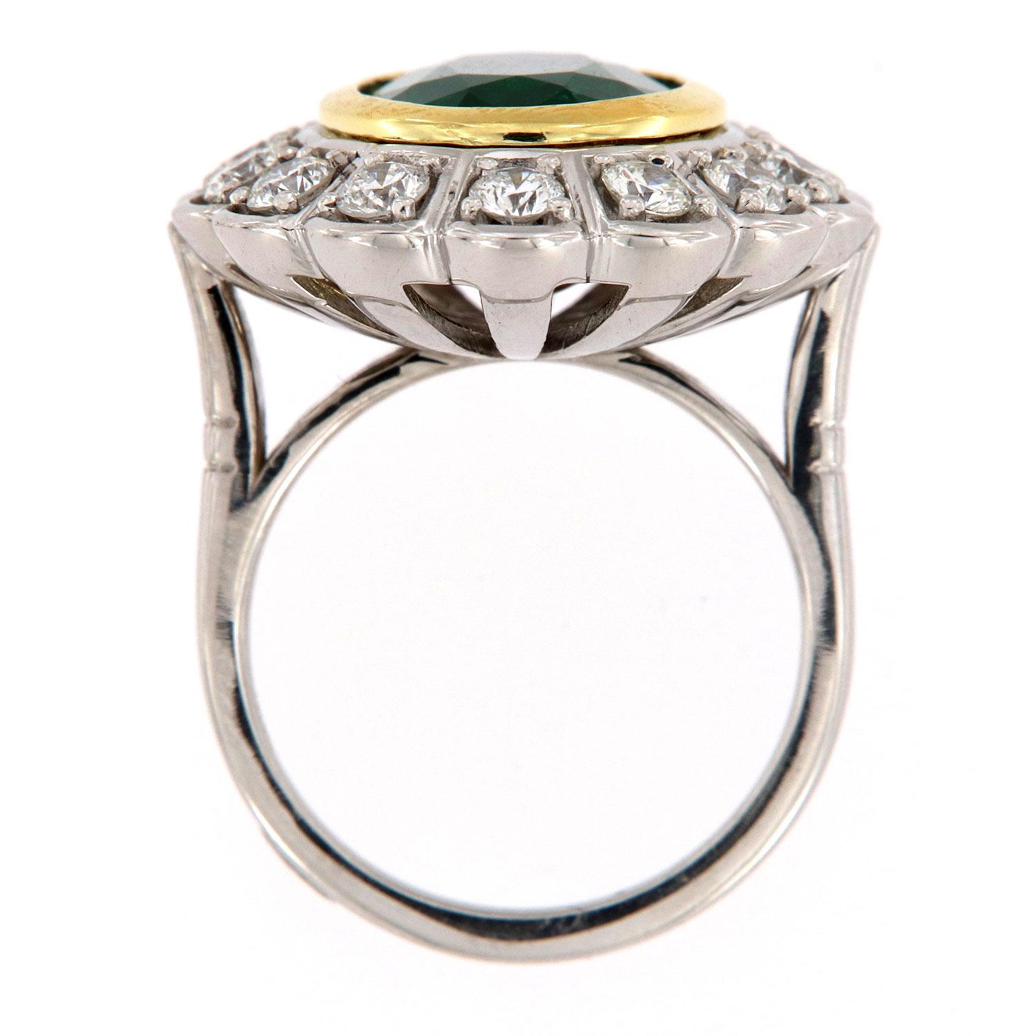 Taille ovale Bague en or blanc et jaune 18 carats avec diamants et émeraude verte ovale de 6,00 carats certifiée par le GIA en vente