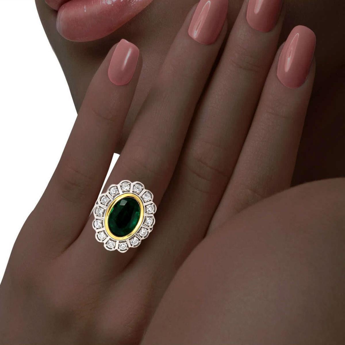 Bague en or blanc et jaune 18 carats avec diamants et émeraude verte ovale de 6,00 carats certifiée par le GIA Pour femmes en vente