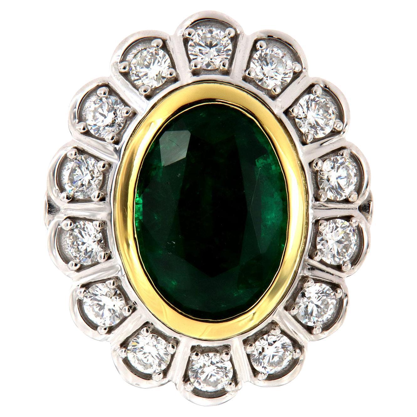 Bague en or blanc et jaune 18 carats avec diamants et émeraude verte ovale de 6,00 carats certifiée par le GIA en vente