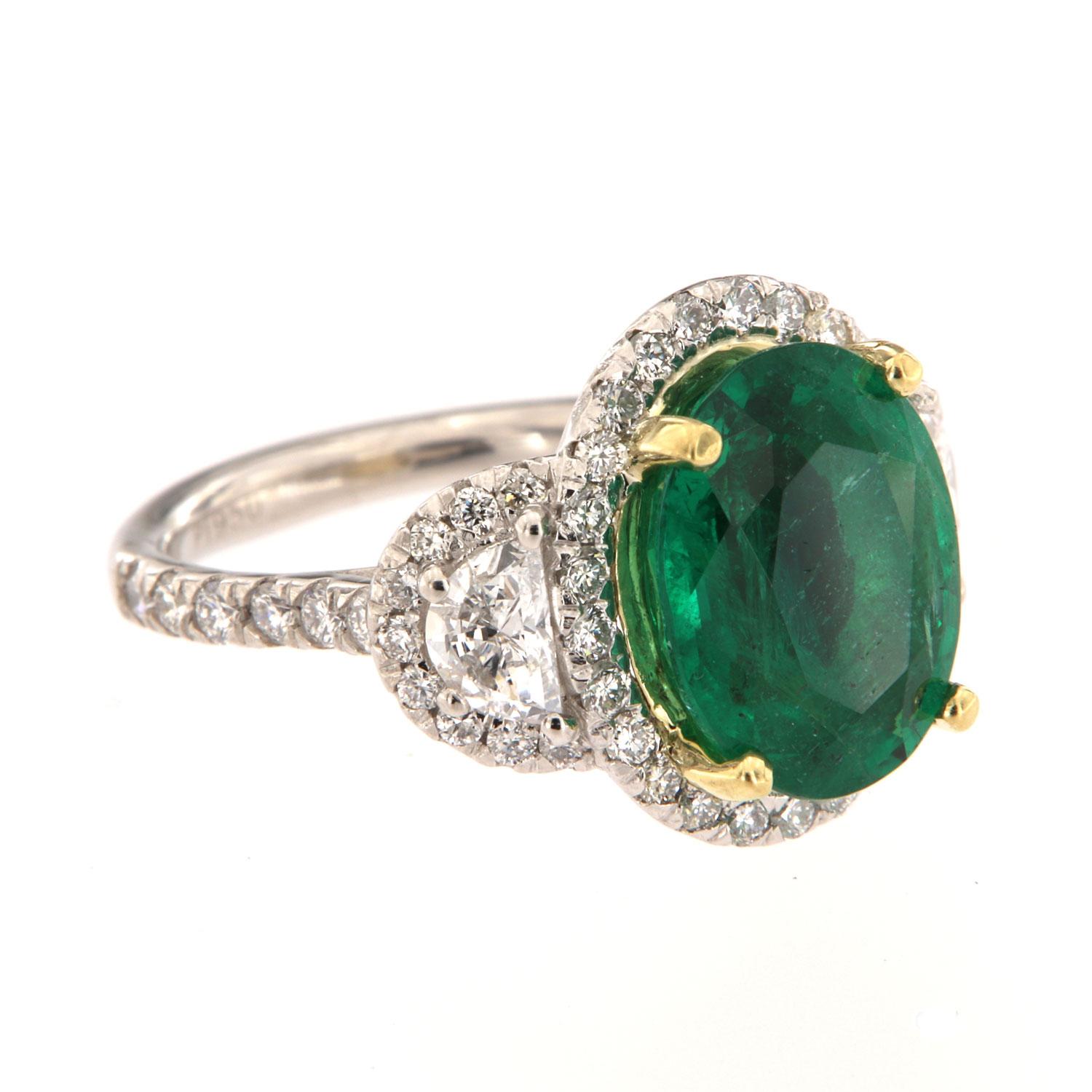 Taglio ovale Anello di diamanti a mezzaluna con smeraldo verde ovale certificato GIA da 6,00 carati. in vendita