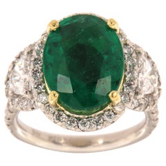 Anillo de diamantes de media luna con halo de esmeralda verde ovalada de 6,00 quilates certificado por el GIA.