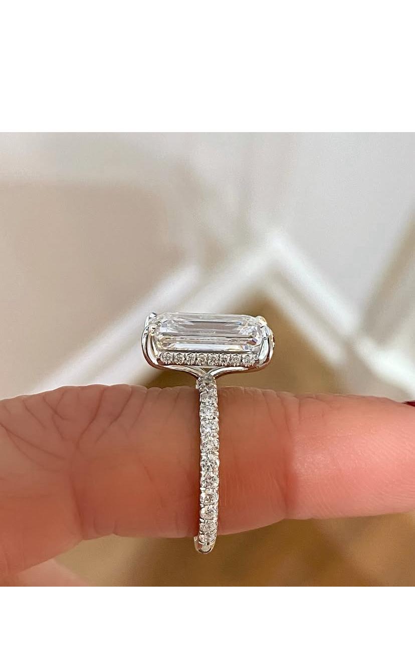 Ein exquisiter Solitär-Diamantring in zeitgenössischem Design, so elegant und raffiniert.
Erhöhen Sie Ihre zeitlose Schönheit und verleihen Sie Ihrem Look einen Hauch von Glamour und Raffinesse.
Atemberaubende Ring kommen in 18k Gold eine glänzende