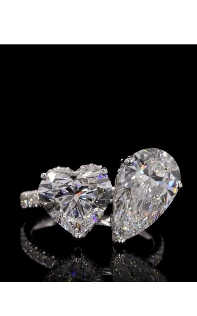 Cette magnifique bague est un véritable bijou. Avec un magnifique diamant de 3 carats chacun. Cette bague attire l'attention et dégage une impression de luxe  et le glamour.
Les diamants sont trop brillants et étincelants, de très haute qualité.
Ces