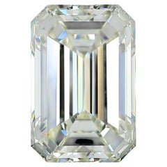 Diamante taglio smeraldo certificato GIA da 6,00 carati con colore O-P e purezza VVS2