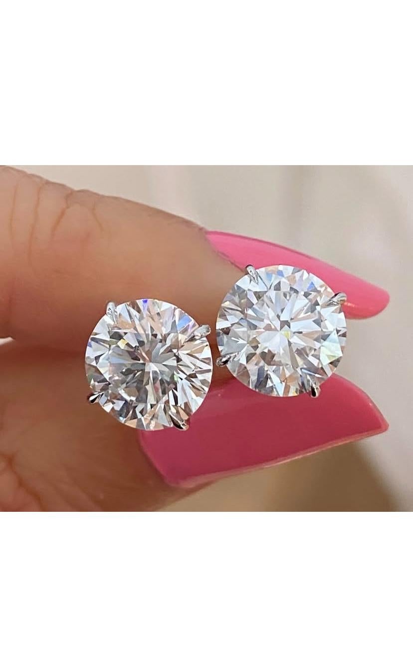 Un esclusivo orecchino con diamanti a perno, dal design essenziale, così chic e dallo stile classico.
Eleva la tua bellezza senza tempo e aggiungi un tocco di classe al tuo look.
Gli splendidi orecchini sono dotati di 2 pezzi di splendidi diamanti