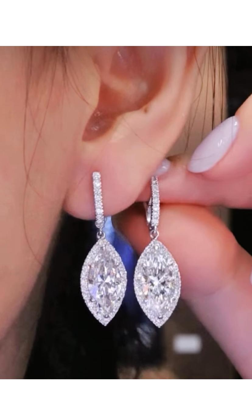 Uno squisito orecchino di diamanti dal design contemporaneo, dallo stile elegante e raffinato, realizzato con particolare cura per tutti i dettagli.
Eleva la tua bellezza senza tempo e aggiungi un tocco di luce e raffinatezza al tuo look.
Gli