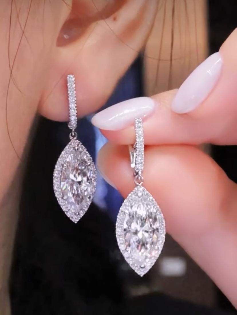 Orecchini in oro 18K con diamanti a forma di marquise certificati GIA 6,00 Ct D/VS2 in vendita 2