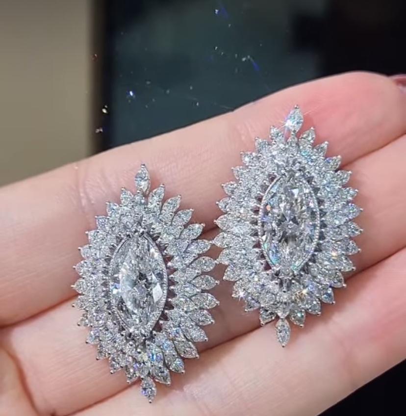 GIA  Orecchini in oro 18K con diamanti a forma di marquise certificati 6,00 ct F/VVS1 in vendita 2