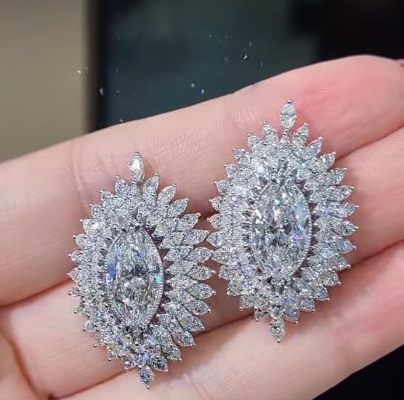 GIA  Orecchini in oro 18K con diamanti a forma di marquise certificati 6,00 ct F/VVS1 in vendita 3