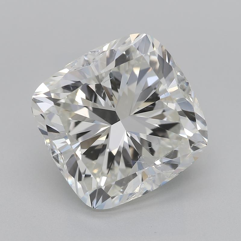 Realizzato a mano a New York, questo splendido anello con diamante presenta un accattivante centrotavola con un diamante a cuscino certificato GIA del peso di 6,01 , classificato J e I1. Incastonato in una lussuosa montatura a griffe in oro giallo,