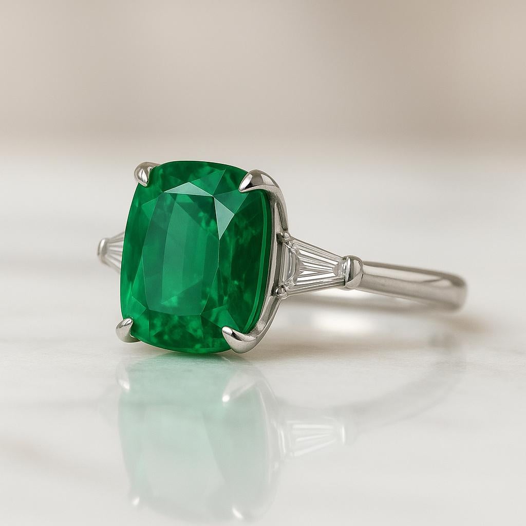 Bague en platine à trois pierres, certifiée GIA, émeraude de 6,01 carats à taille coussin Neuf - En vente à Chicago, IL