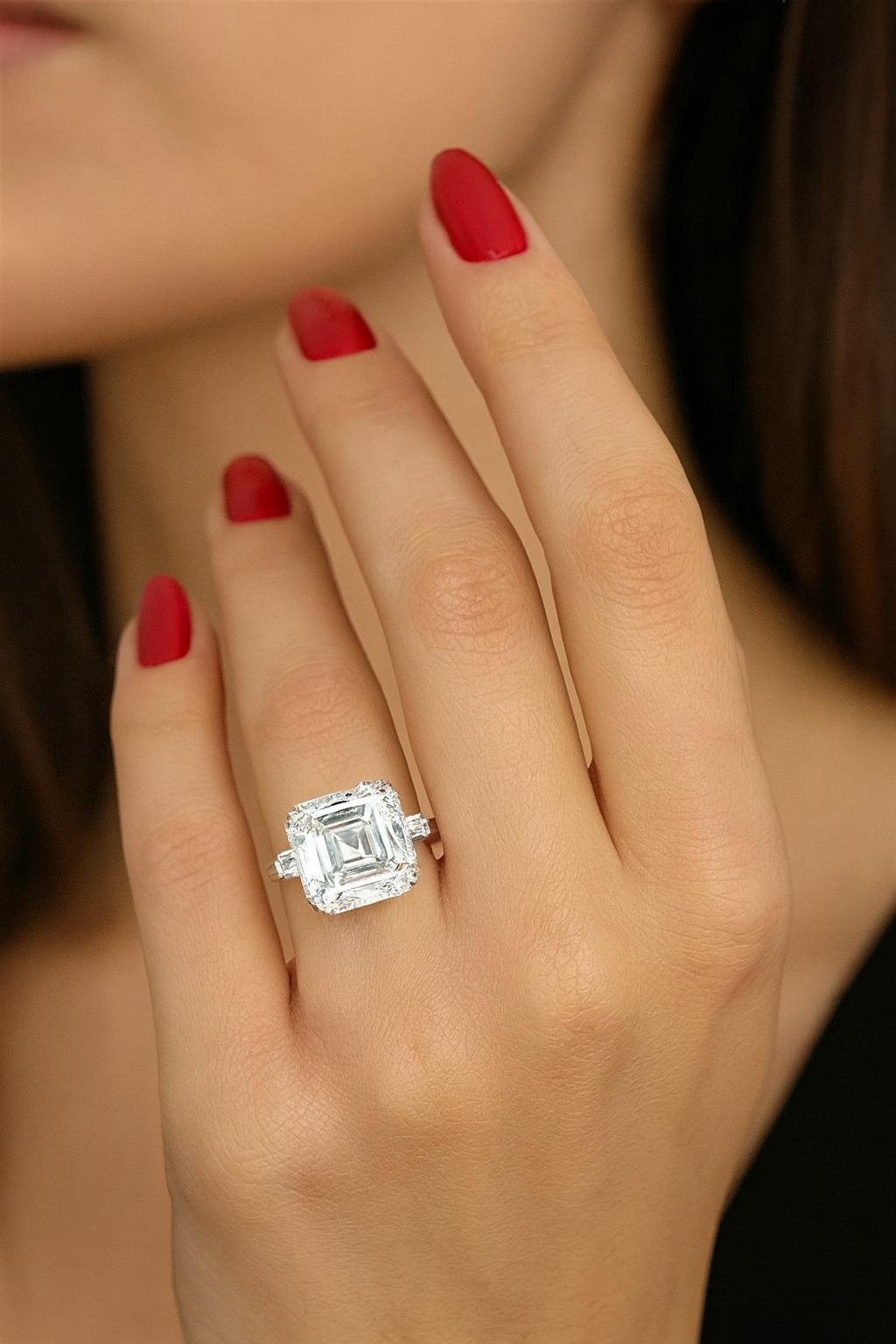 Anello in platino con diamante taglio Asscher certificato GIA da 6,01 carati F VS2 e baguette affusolate

Esempio magnifico di raffinatezza senza tempo, questo anello sfoggia un diamante quadrato taglio smeraldo (Asscher) certificato GIA da 6,01