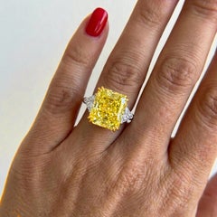 GIA-zertifizierter 6.01-Karat-Diamantring in intensivem Gelb