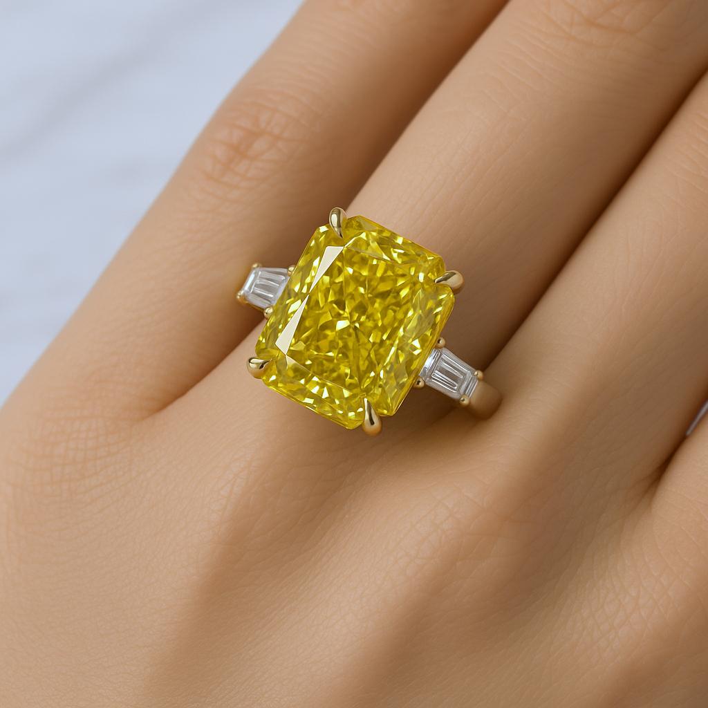 Bague en diamant certifié GIA de 6,01 carats, jaune fantaisie VS1, avec diamants baguettes effilés sur les côtés, de forme rectangulaire et à taille modifiée

Cette bague spectaculaire met en valeur un diamant certifié GIA de 6,01 carats de couleur