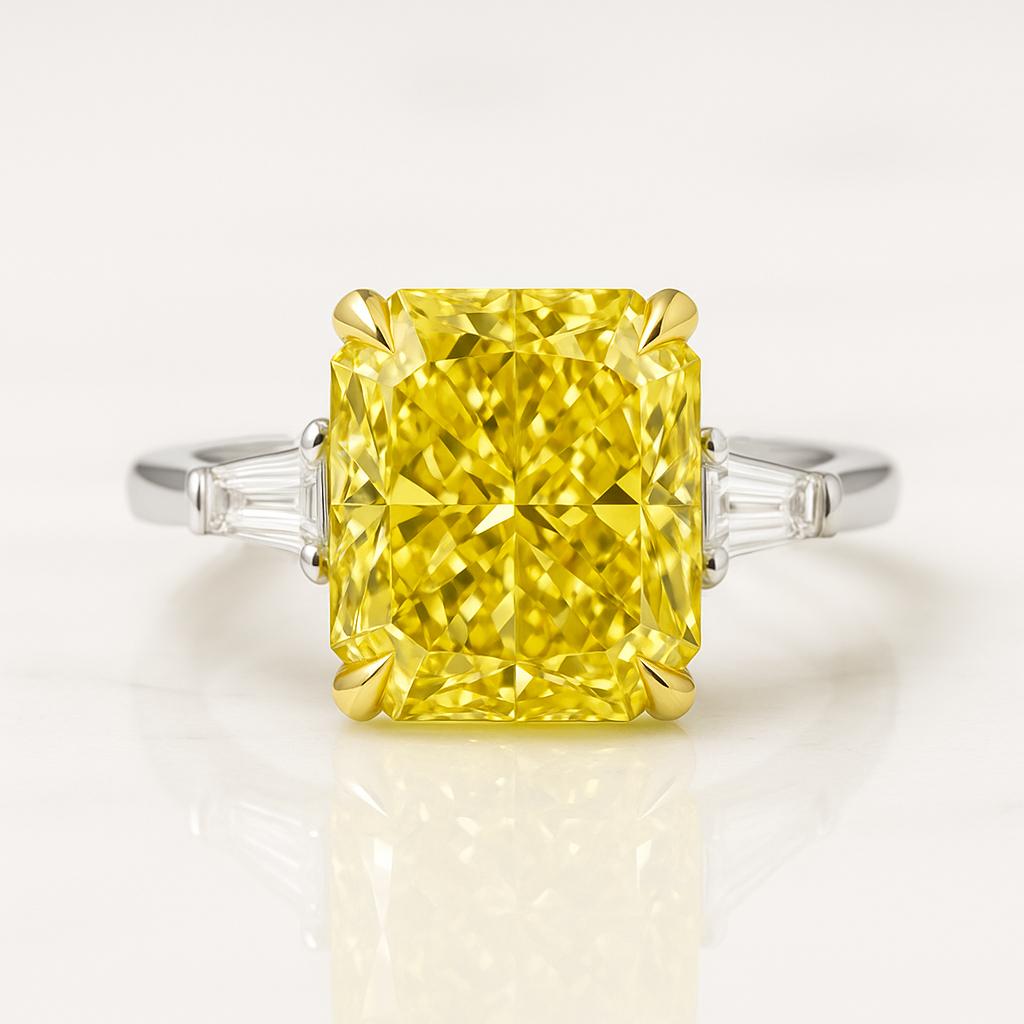 Contemporain Bague en diamant jaune fantaisie de 6,01 carats certifiée par le GIA en vente