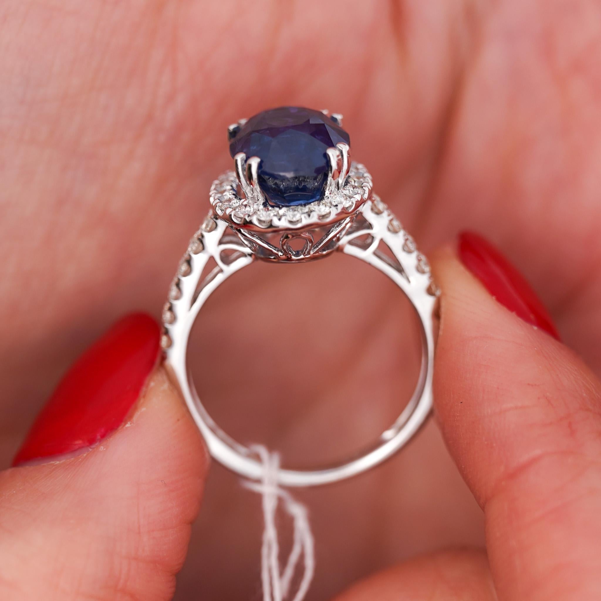 El zafiro azul de talla ovalada de 6,01 quilates certificado por el GIA es el protagonista de este anillo de compromiso de oro blanco de 18 quilates, rodeado por un halo de 30 diamantes blancos de talla redonda y una banda con pavé. 

Detalles:
Tipo