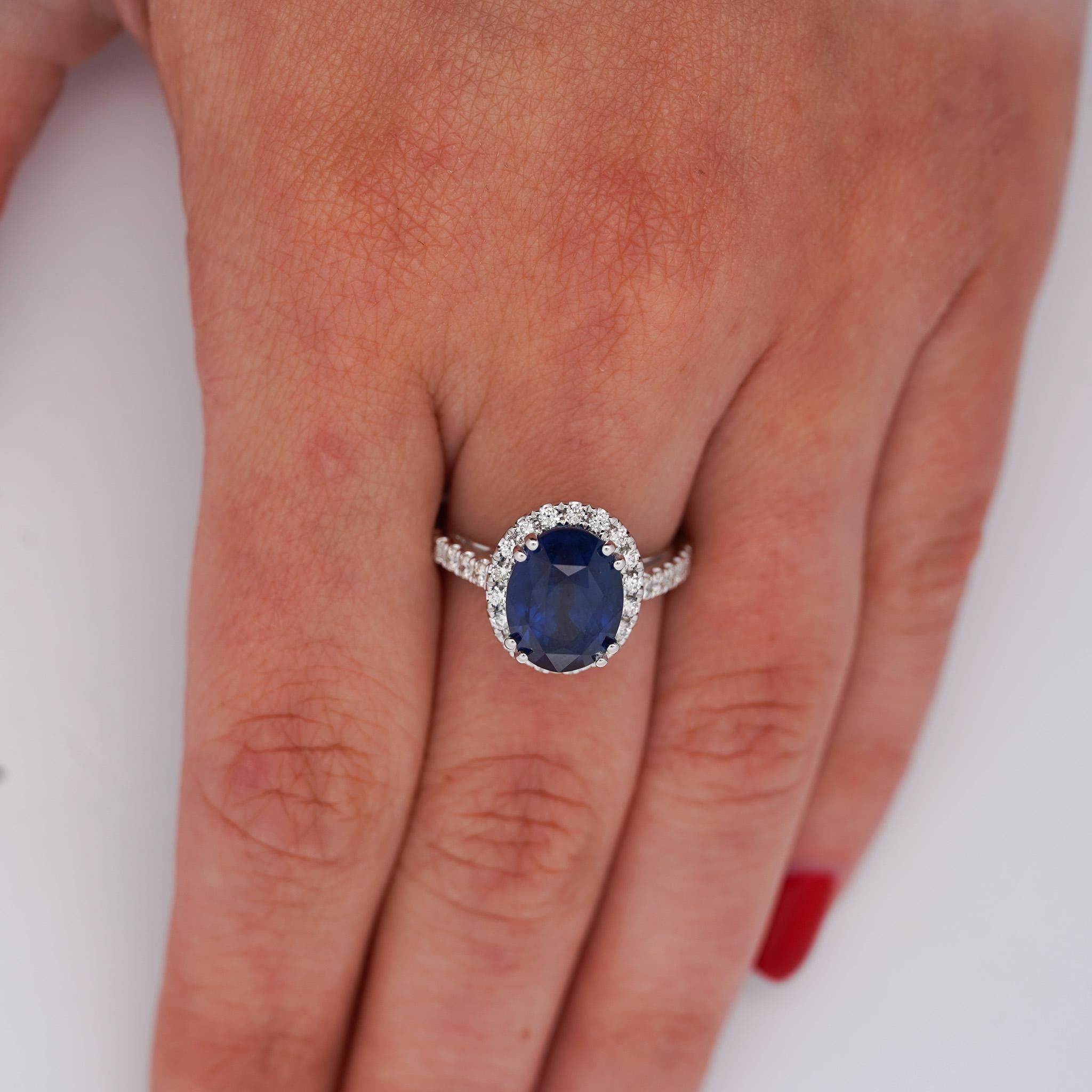 Anillo de compromiso con zafiro y diamante en halo de 6,01 quilates certificado por el GIA Contemporáneo en venta