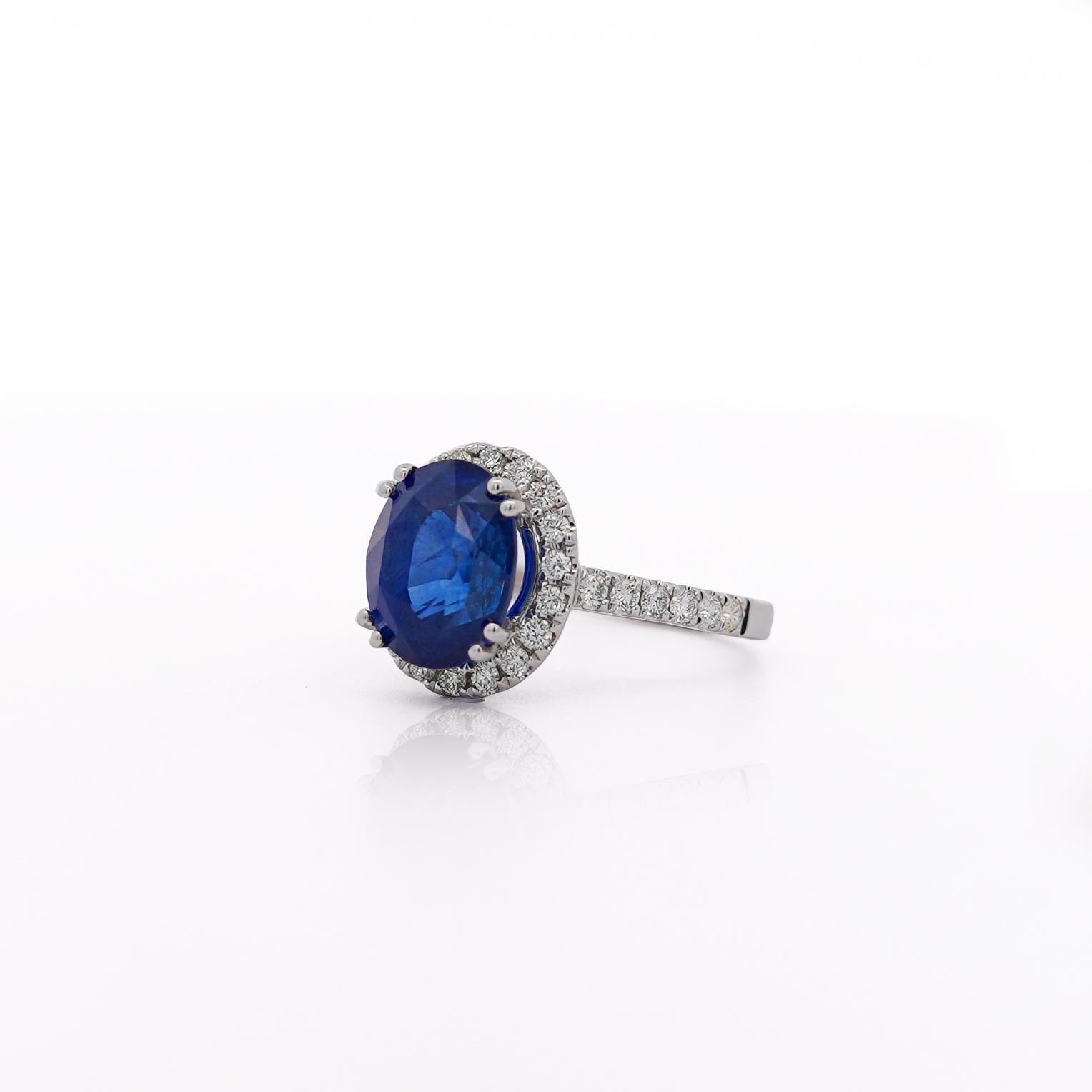 Anillo de compromiso con zafiro y diamante en halo de 6,01 quilates certificado por el GIA en venta 3