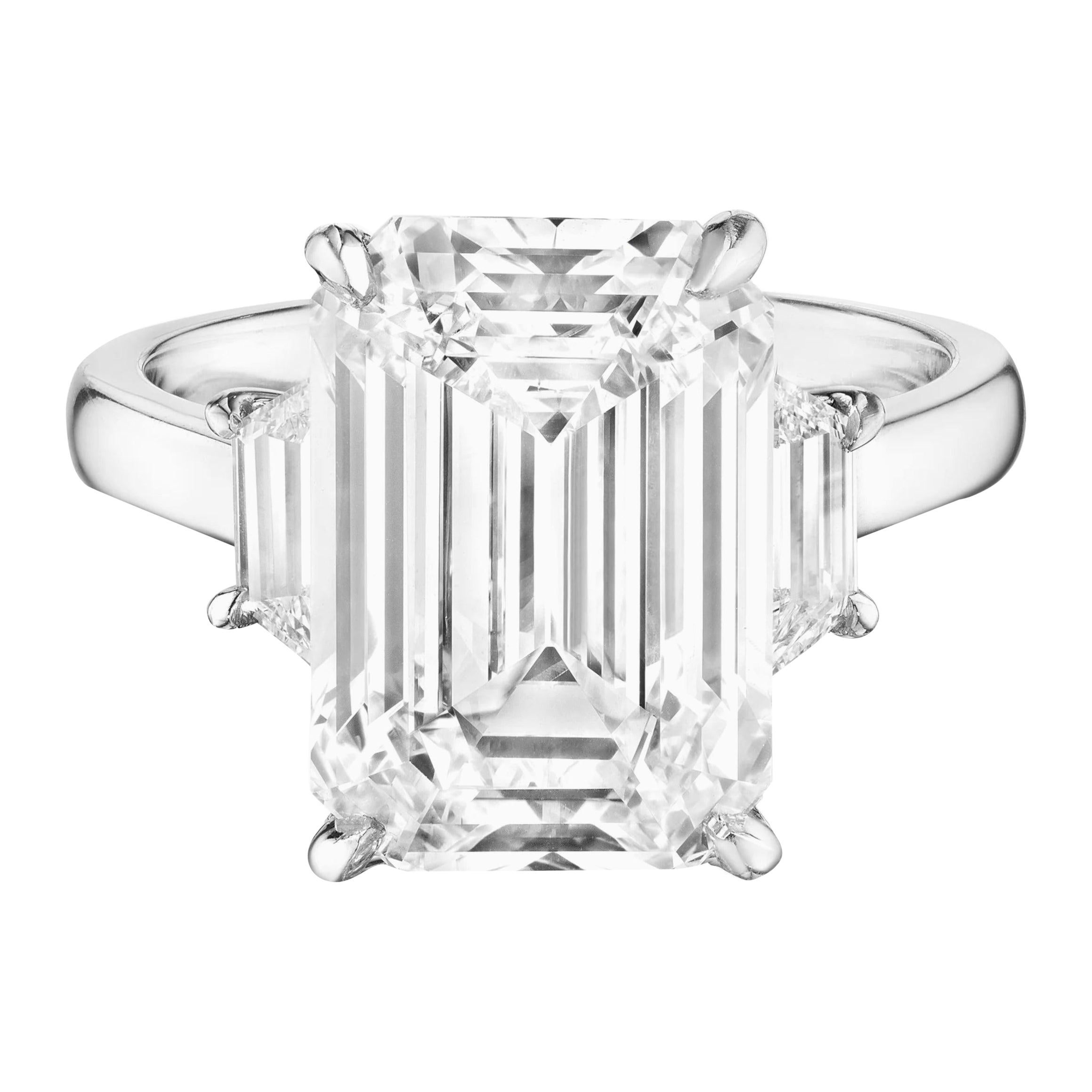 Anillo de diamantes talla esmeralda de 6.02 quilates con certificado GIA y diamante trapezoidal