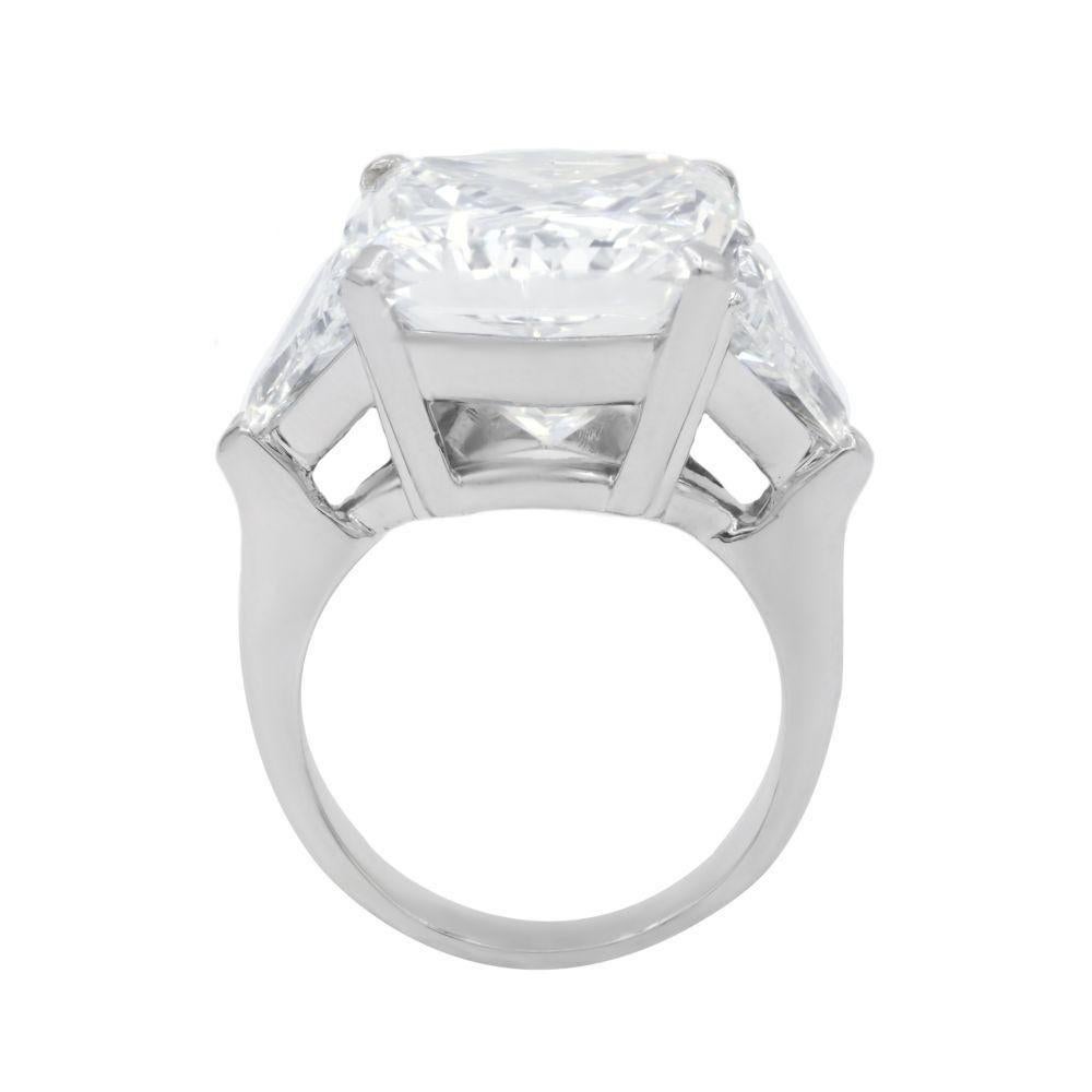 Bague diamant certifié GIA 6.02 carats F VS1 Cut-Cornered Square Modified Brilliant
Serti de diamants latéraux Trillion en platine

Cette bague spectaculaire est ornée d'un diamant naturel de 6,02 carats, certifié par le GIA, de couleur F et de