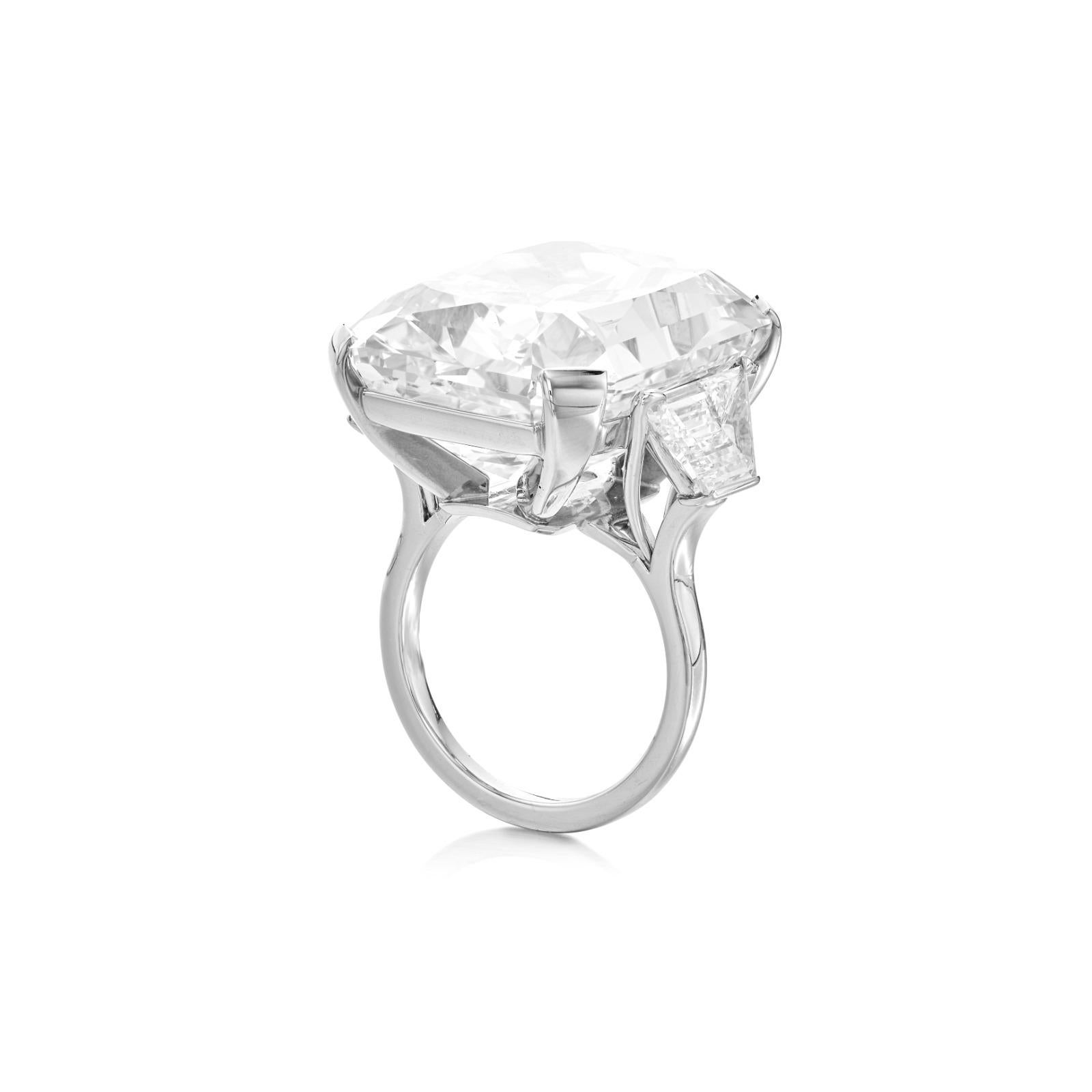 GIA zertifizierter 6,02 Karat F/VS2 Rechteckiger Modifizierter Brillant Diamantring im Zustand „Neu“ im Angebot in Chicago, IL