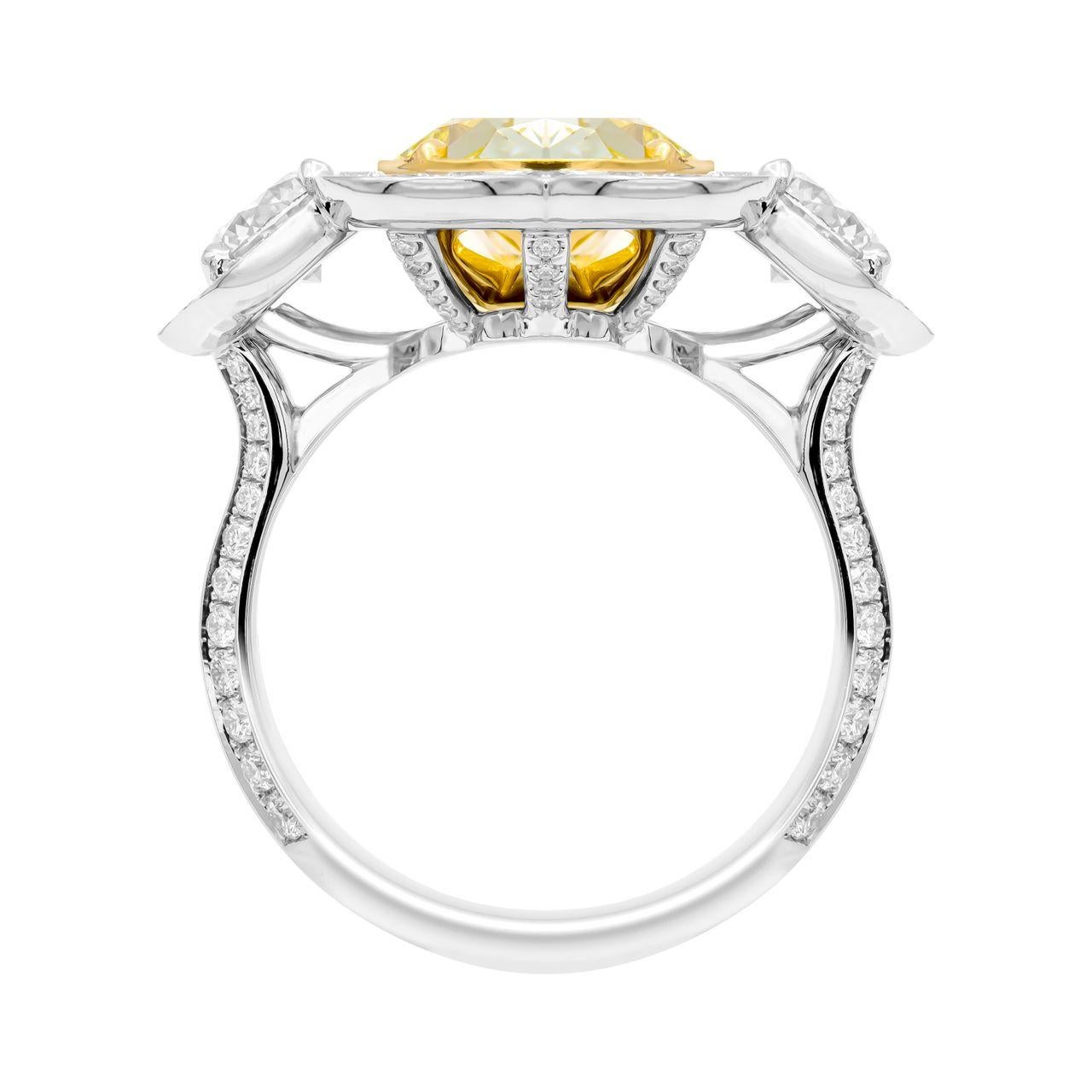 Moderno Anello a tre pietre con taglio ovale VS1, certificato GIA, da 6,02 ct. in vendita