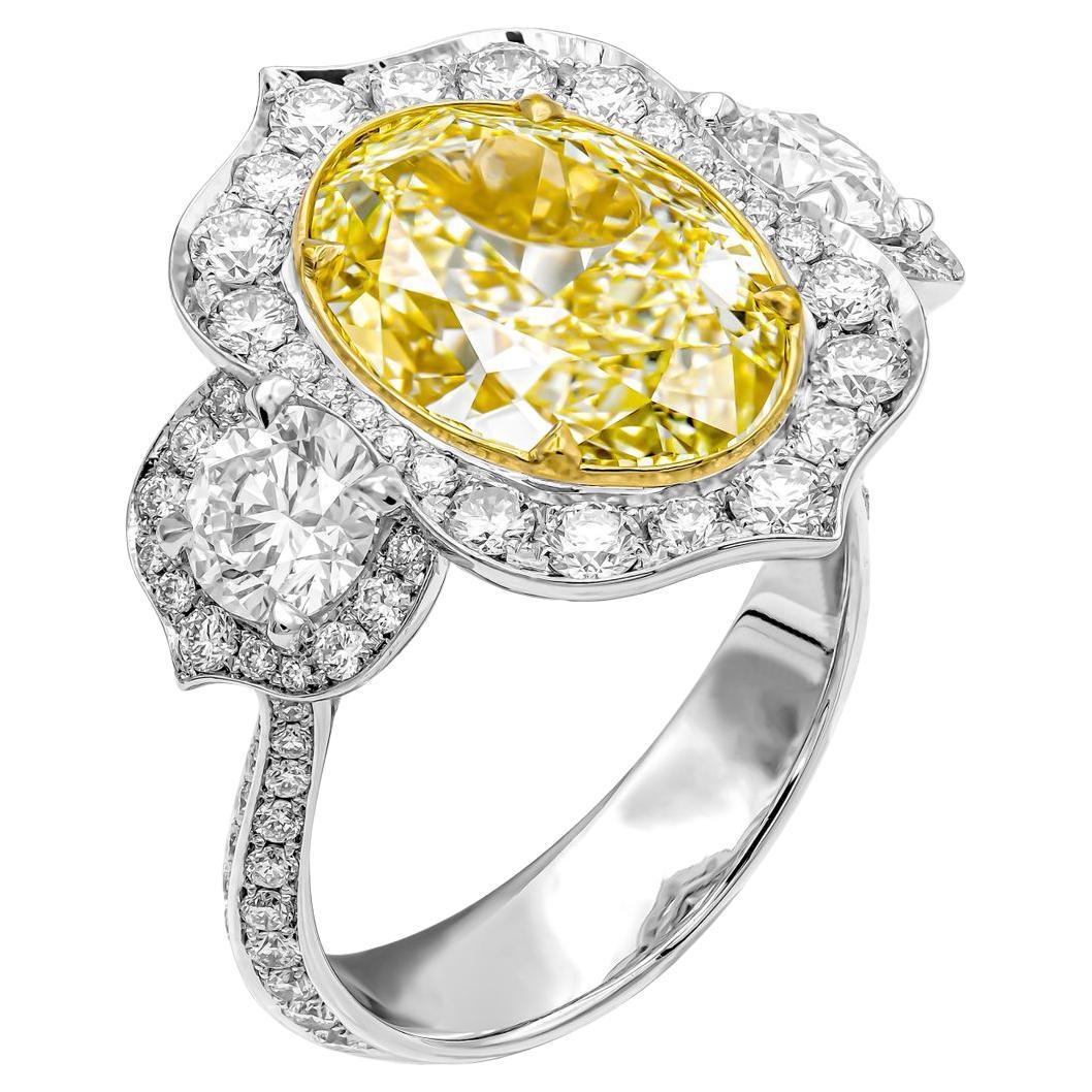 Bague à trois pierres jaune clair fantaisie taille ovale VS1 de 6,02 carats certifiée par le GIA