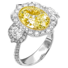 Bague à trois pierres jaune clair fantaisie taille ovale VS1 de 6,02 carats certifiée par le GIA