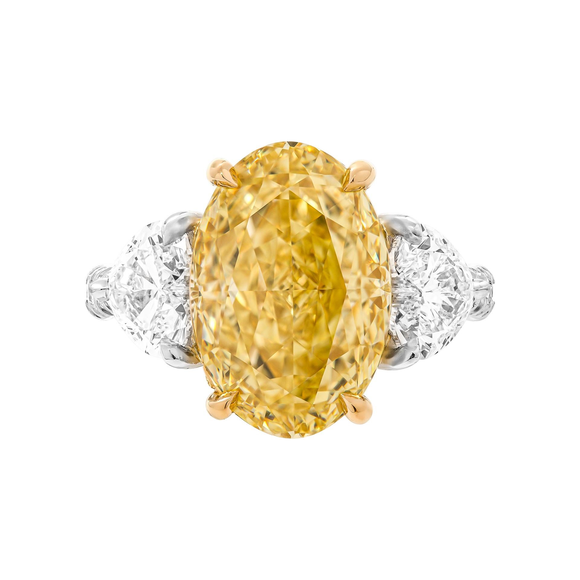 Moderne Bague à trois pierres en jaune fantaisie jaune élégant de 6,02 carats certifié GIA, taille ovale, VVS2 en vente