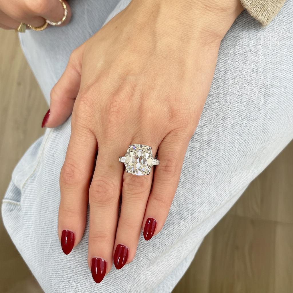 Contemporain Bague en platine avec diamant coussin brillant de 6,03 carats certifié par la GIA en vente