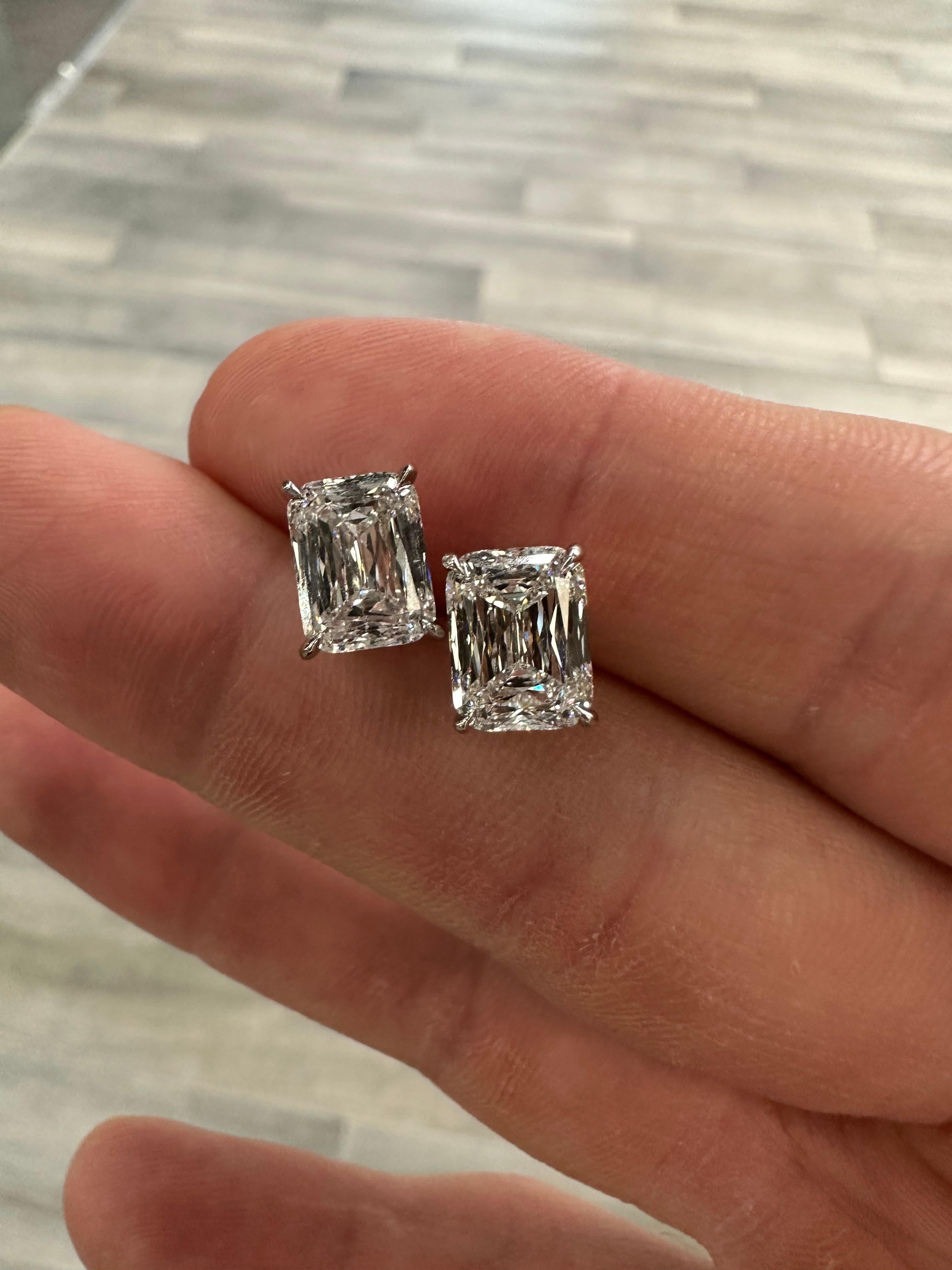GIA-zertifizierte 6,03 Karat Diamant-Ohrstecker im Kissenschliff für Damen oder Herren im Angebot