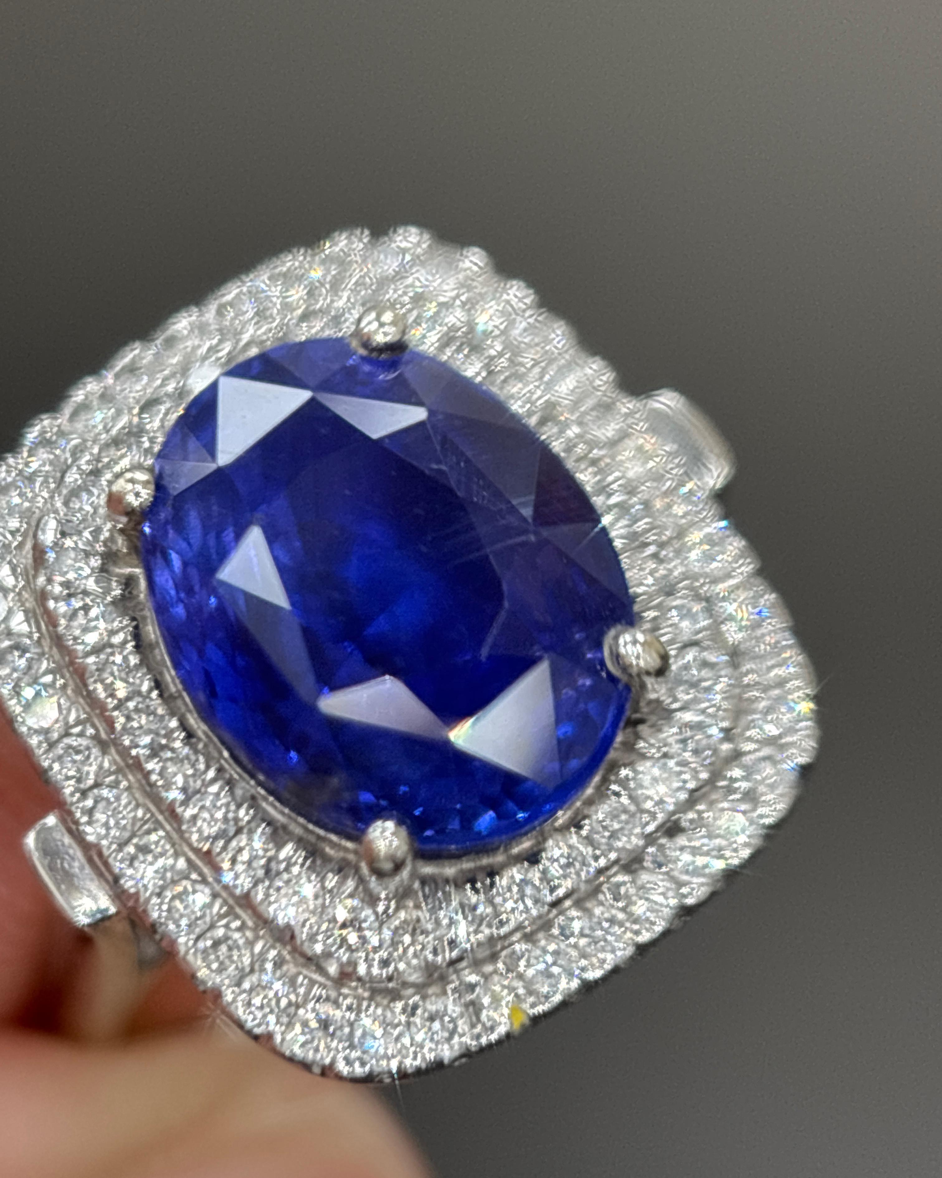 Dieser exquisite Ring zeigt einen atemberaubenden, GIA-zertifizierten 6,04 Karat Ceylon No-Heat-Farbwechsel-Saphir, eingefasst in ein elegantes 18-karätiges Weißgoldband, umrahmt von einem Halo aus schillernden weißen Diamanten. Der Saphir mit