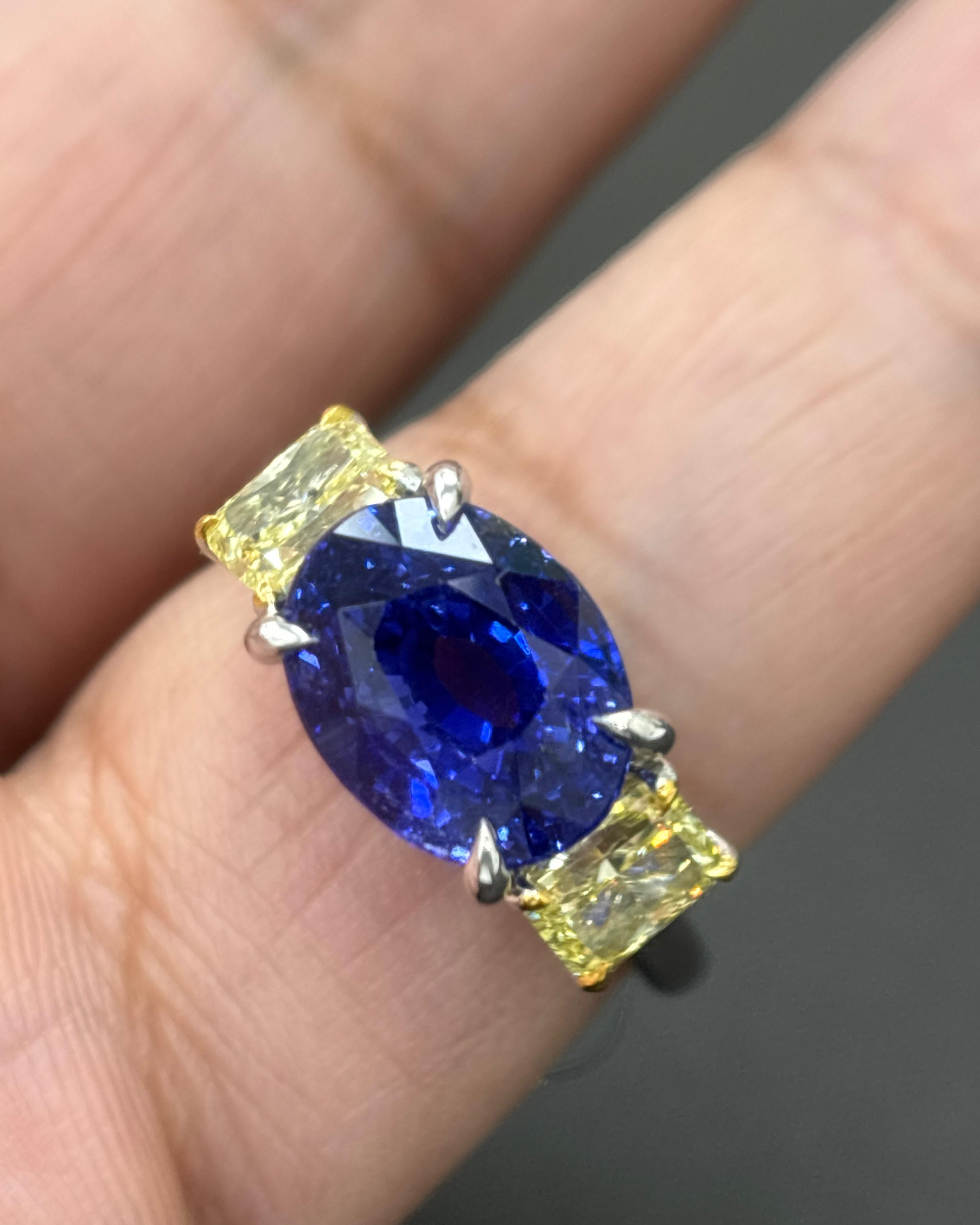 Anello di platino con diamante giallo e zaffiro di Ceylon senza calore certificato GIA da 6,04 carati in vendita 5