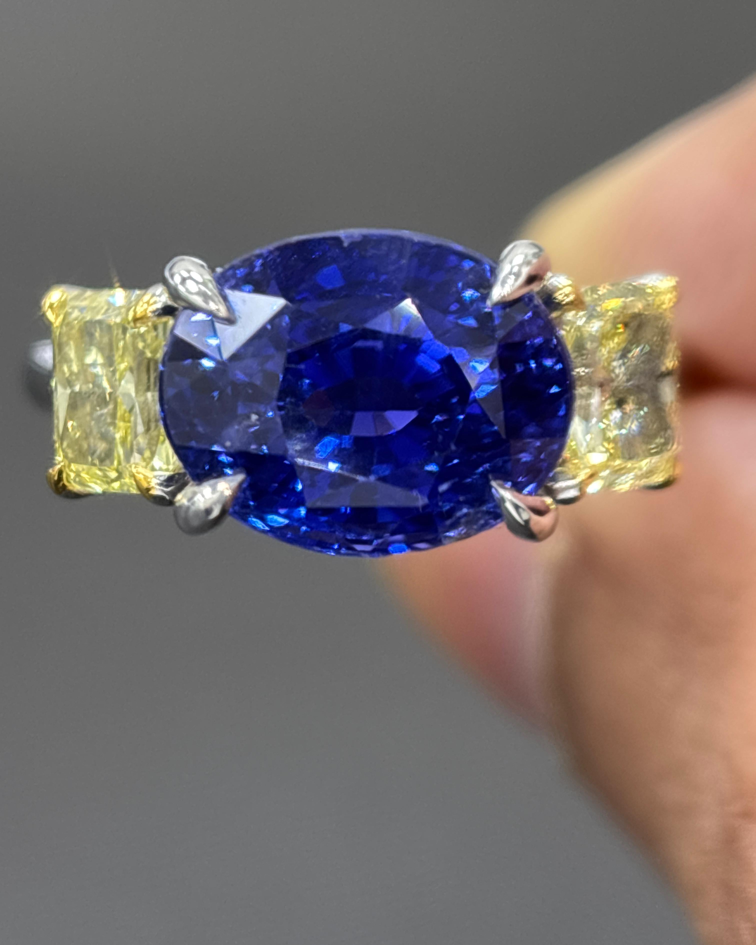 Anello di platino con diamante giallo e zaffiro di Ceylon senza calore certificato GIA da 6,04 carati in vendita 7