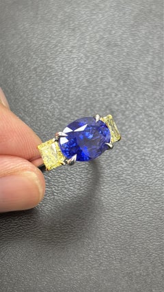 Anello di platino con diamante giallo e zaffiro di Ceylon senza calore certificato GIA da 6,04 carati