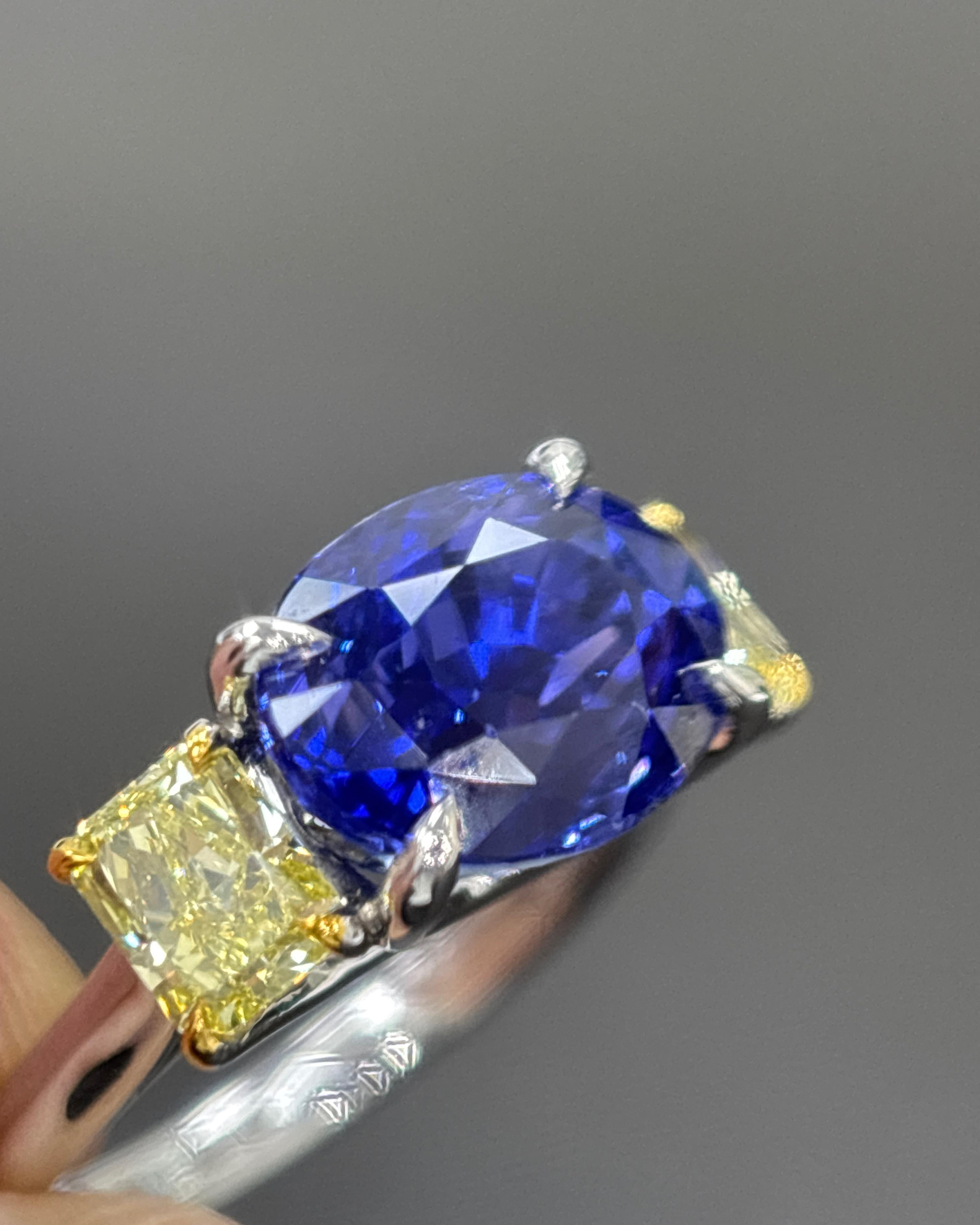 Moderno Anello di platino con diamante giallo e zaffiro di Ceylon senza calore certificato GIA da 6,04 carati in vendita