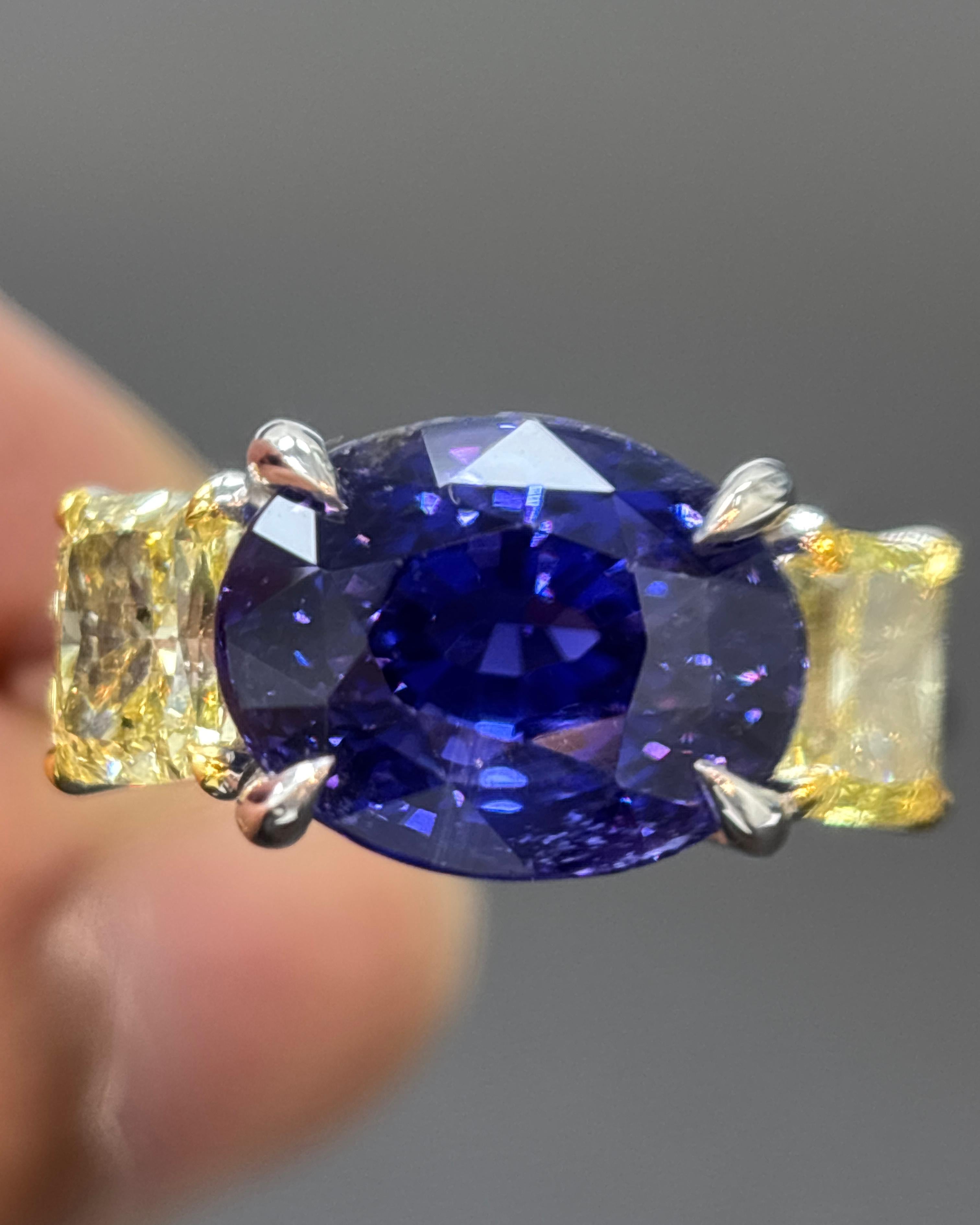 Taglio ovale Anello di platino con diamante giallo e zaffiro di Ceylon senza calore certificato GIA da 6,04 carati in vendita